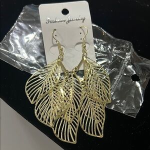 Beautiful gold tone, Leaf drop Dangle Earrings nwt
